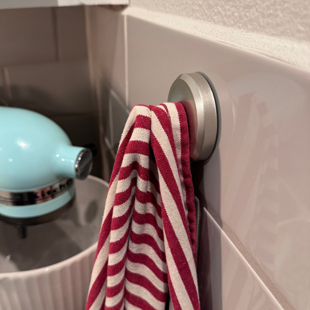 超粘着の吸盤フック、必要に応じて再配置可能